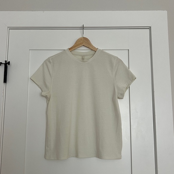 Outdoor Voices thinkfast mesh short sleeve tee in pistachio - Picture 4 of 9